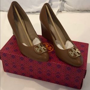 NEW Tory Burch Luna 85MM Wedge in Tan size 8 NWT